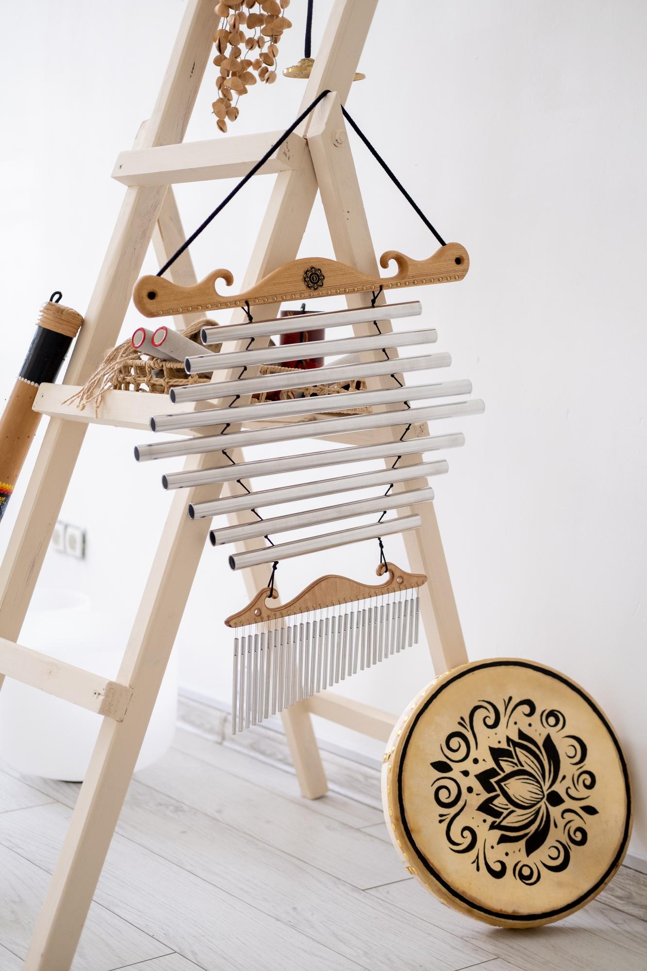 Interno dello studio con telai e scaffali